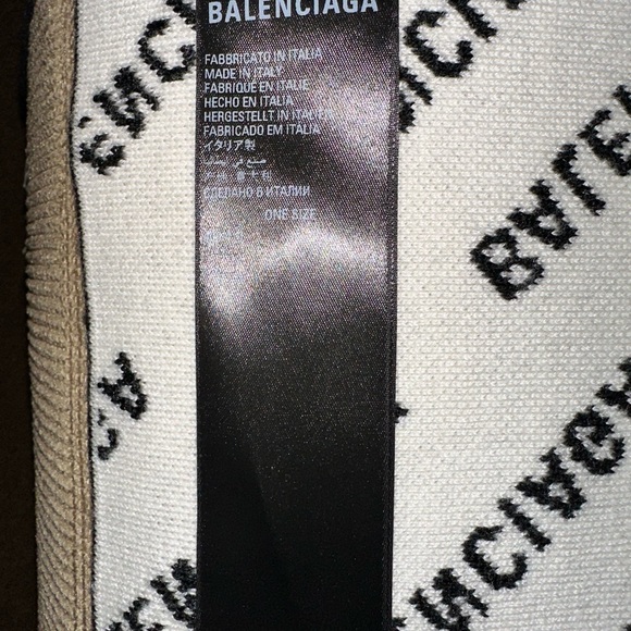 Allover Logo Scarf in black and white wool knit - Picture 4 of 4